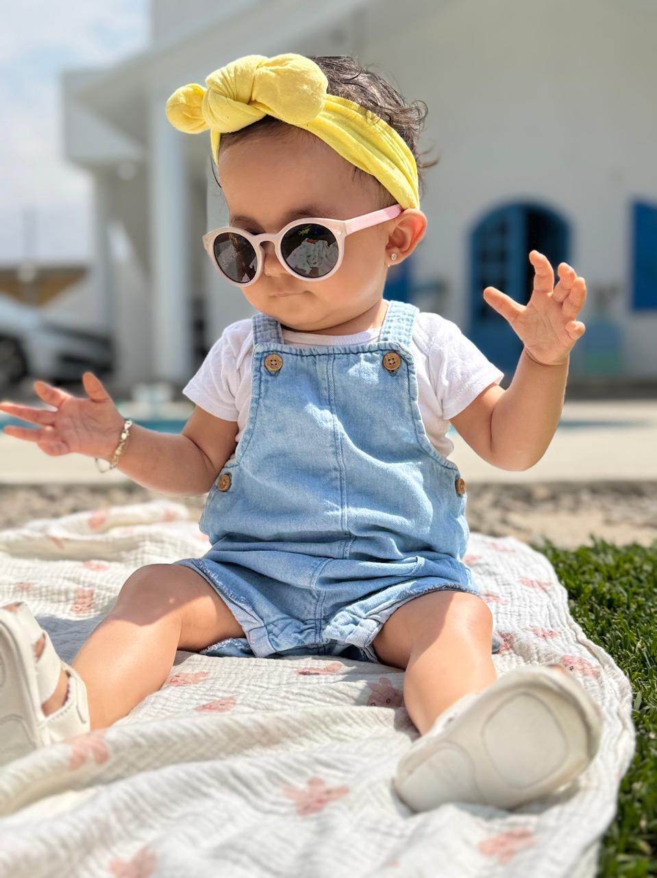Nirvana con lentes y moño amarillo